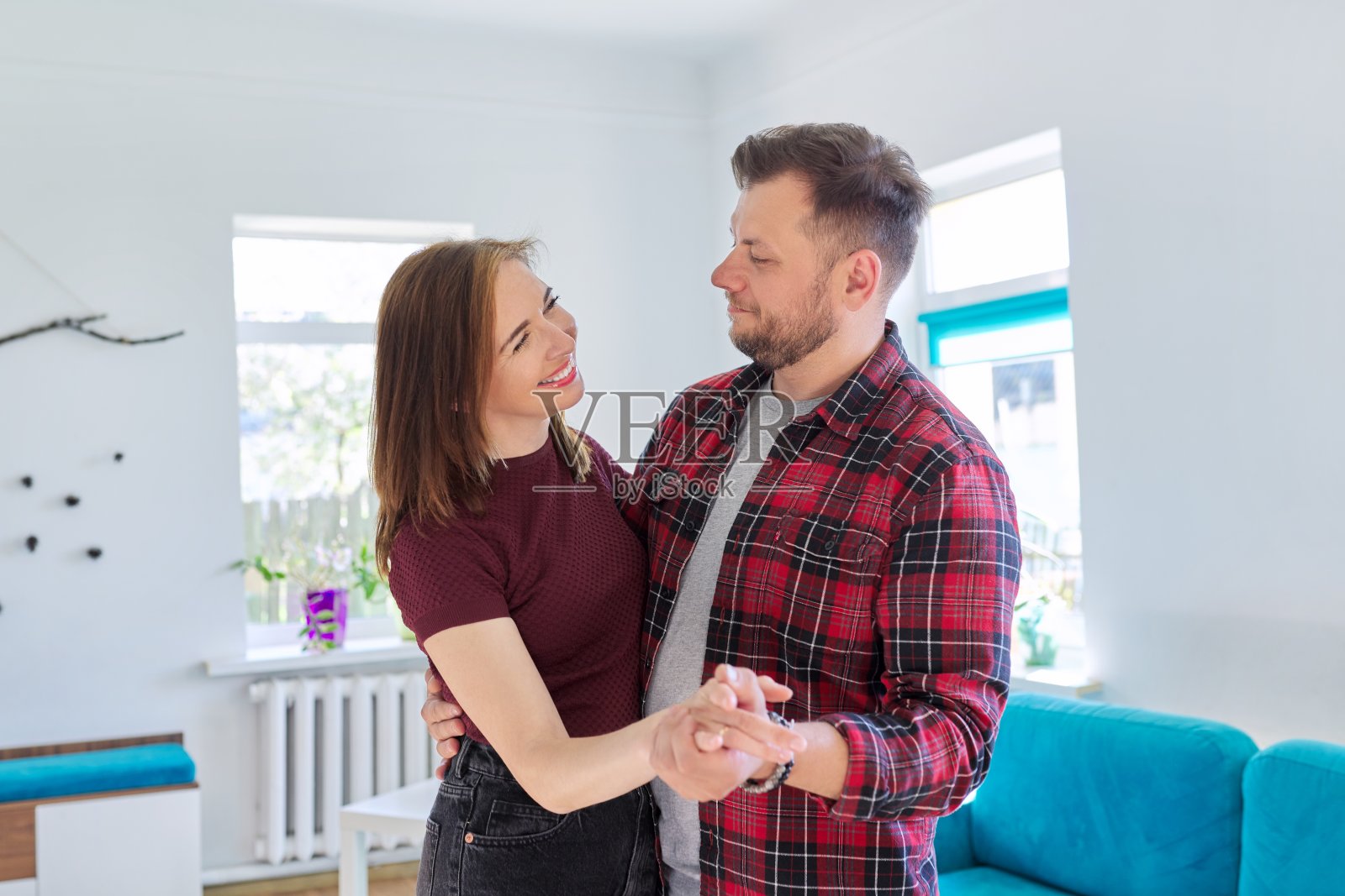 快乐浪漫的中年夫妇在爱跳舞照片摄影图片