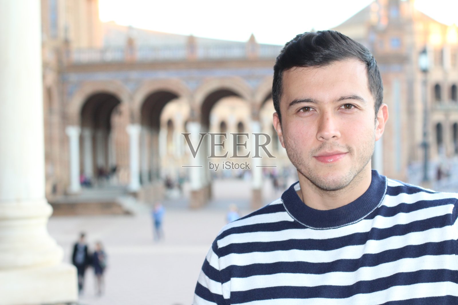 穿着航海风格条纹毛衣的可爱小伙子照片摄影图片