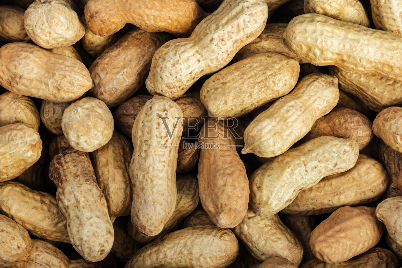 花生壳躺在表面特写照片。照片摄影图片