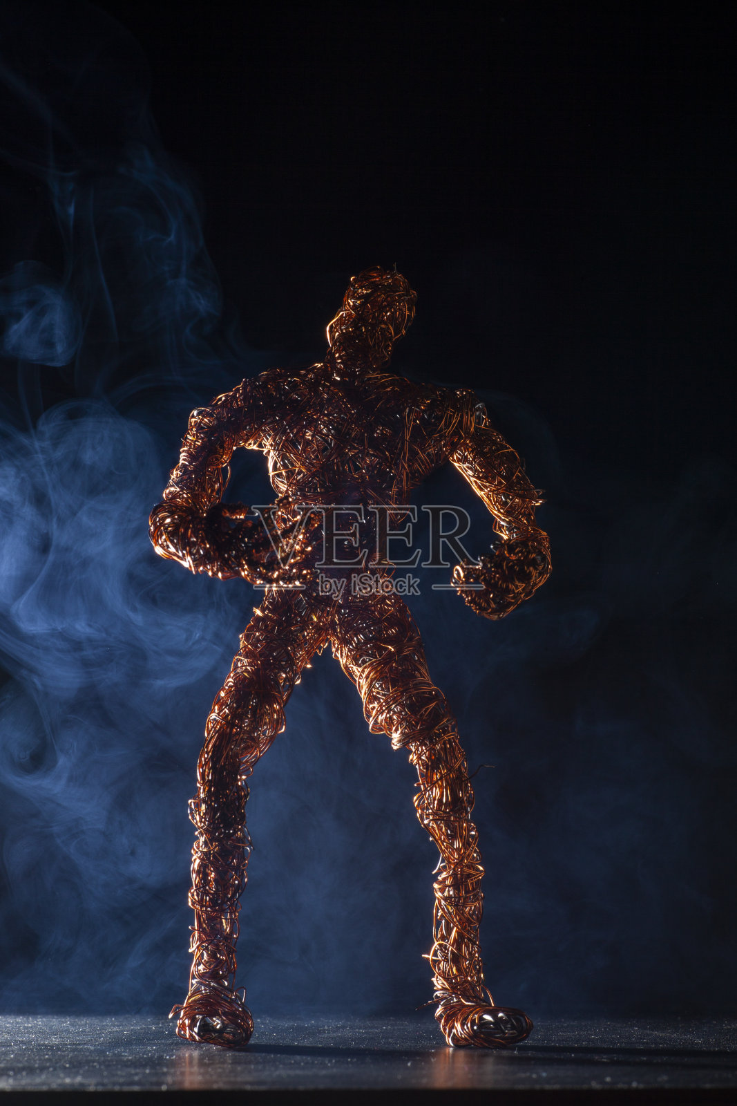 痛苦的金属线人在烟雾中照片摄影图片