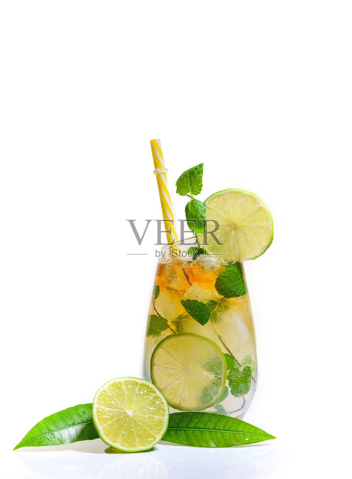 清新的夏日莫吉托鸡尾酒，配以冰块，新鲜薄荷和青柠照片摄影图片