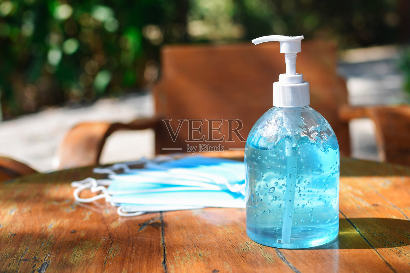 预防冠状病毒的医用外科口罩和防护冠状病毒的手卫生洗手液。照片摄影图片