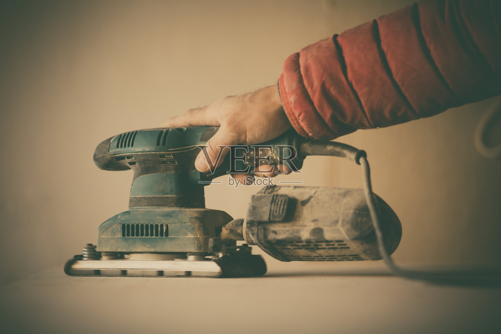 采用电动砂机打磨木板照片摄影图片