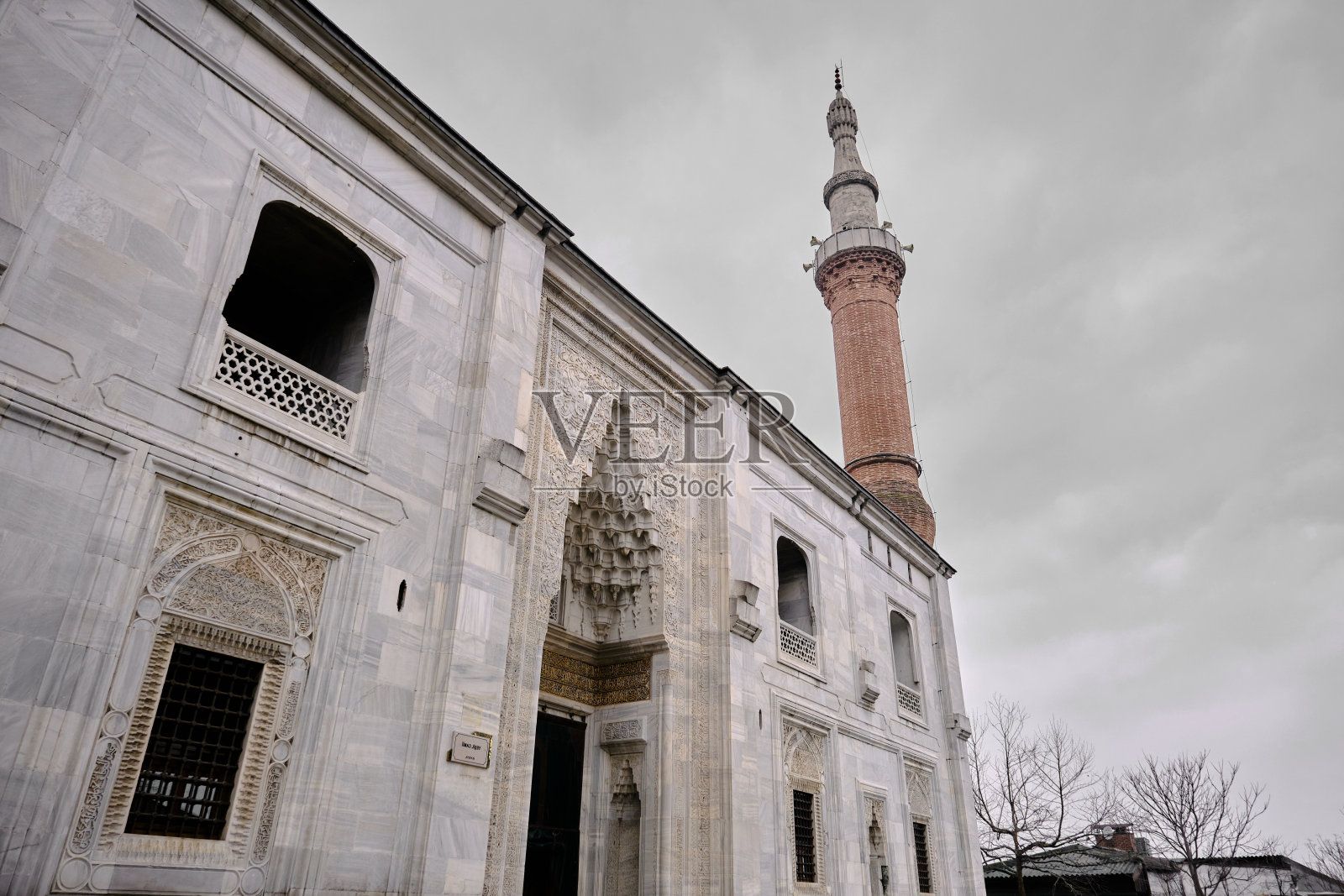 入口大门的绿色清真寺(Yesil camii)与华丽的雕刻和雕刻作品照片摄影图片