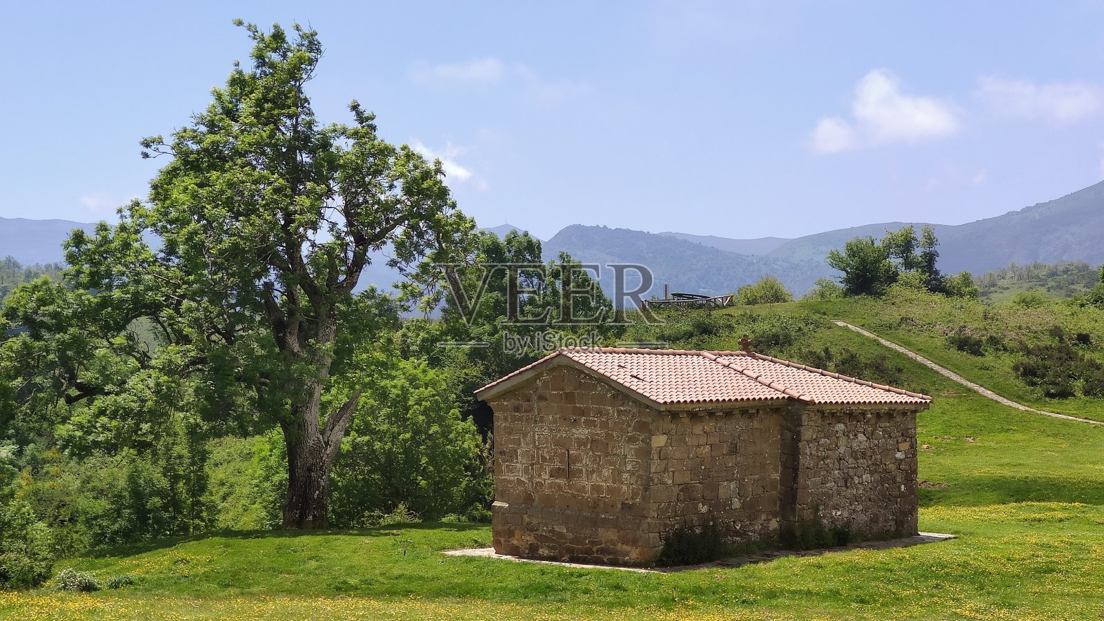 西班牙阿斯图里亚斯特韦尔加市马拉比奥山的圣安娜修道院照片摄影图片