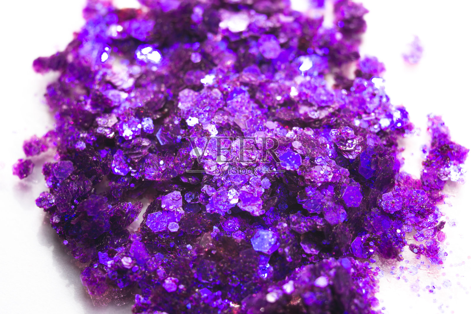 紫色化妆品的闪光隔离在白色。化妆纹理宏观背景。紫色润肤霜照片摄影图片