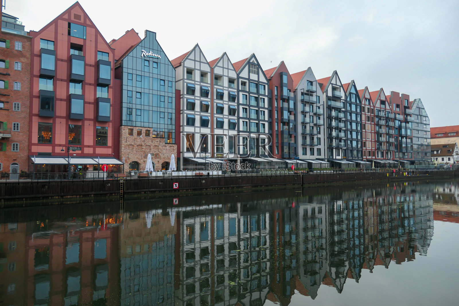 格但斯克——马尔特瓦·维斯拉海岸流经波兰格但斯克的全景。建筑物反射在平静的表面上照片摄影图片