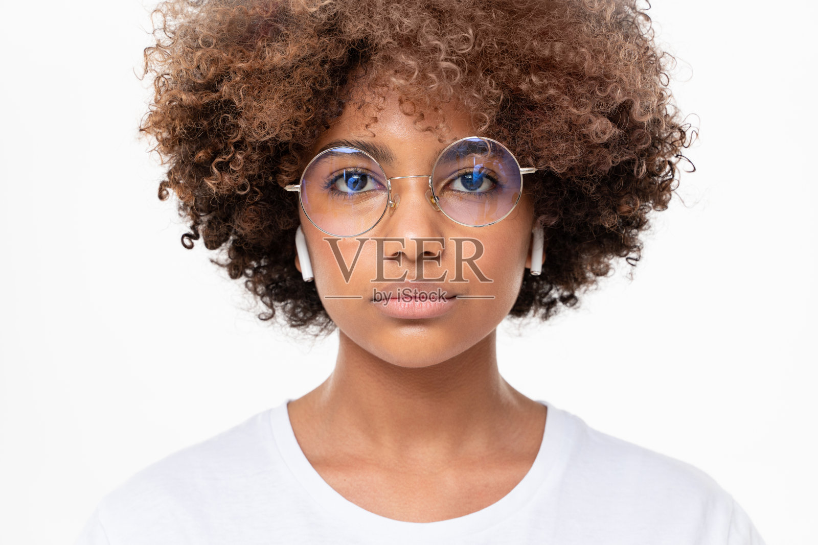 特写镜头，严肃的非洲女学生穿着白色t恤和圆眼镜，孤立在灰色的背景照片摄影图片