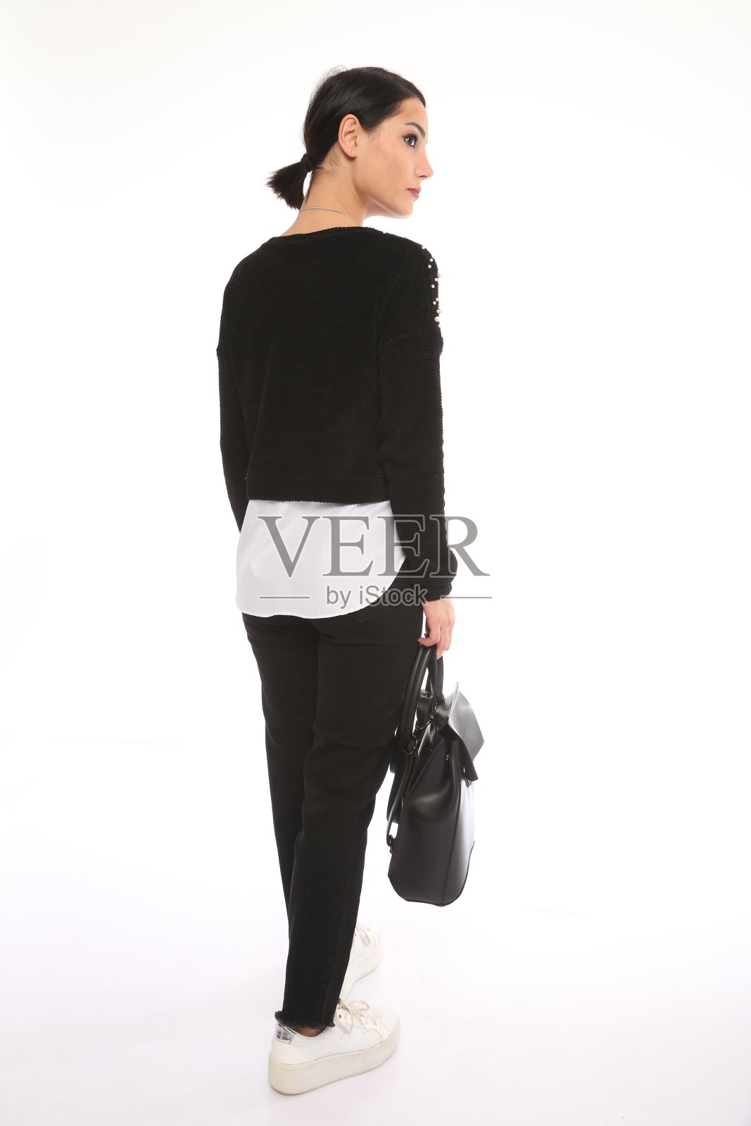 年轻美丽的女人在冬天的服装前面的白色背景。照片摄影图片