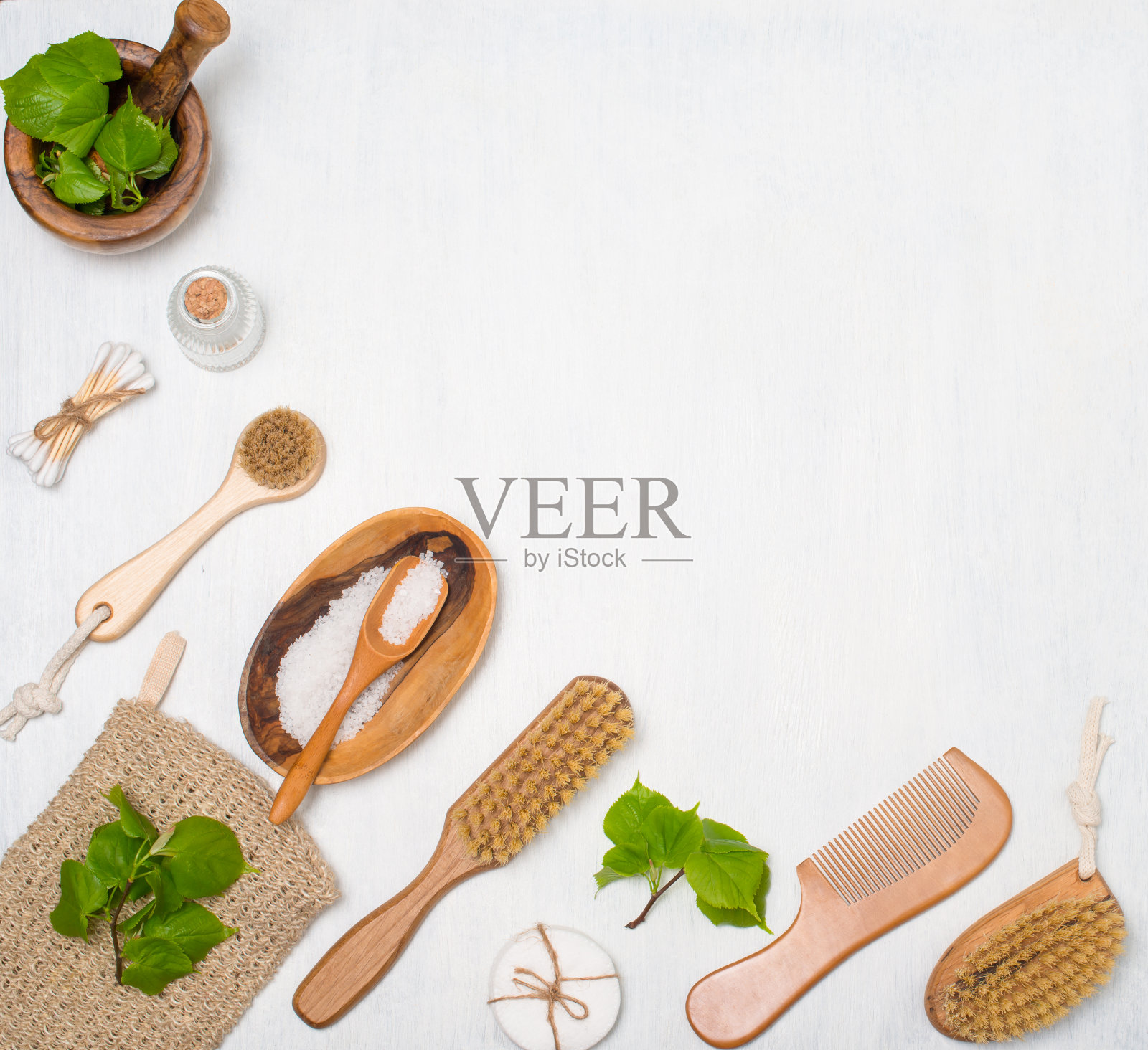 一套零废物自我护理产品在白色背景与绿色酸橙树叶与复制空间。环保个人护理用品工具化妆品。可持续生活方式的概念。照片摄影图片