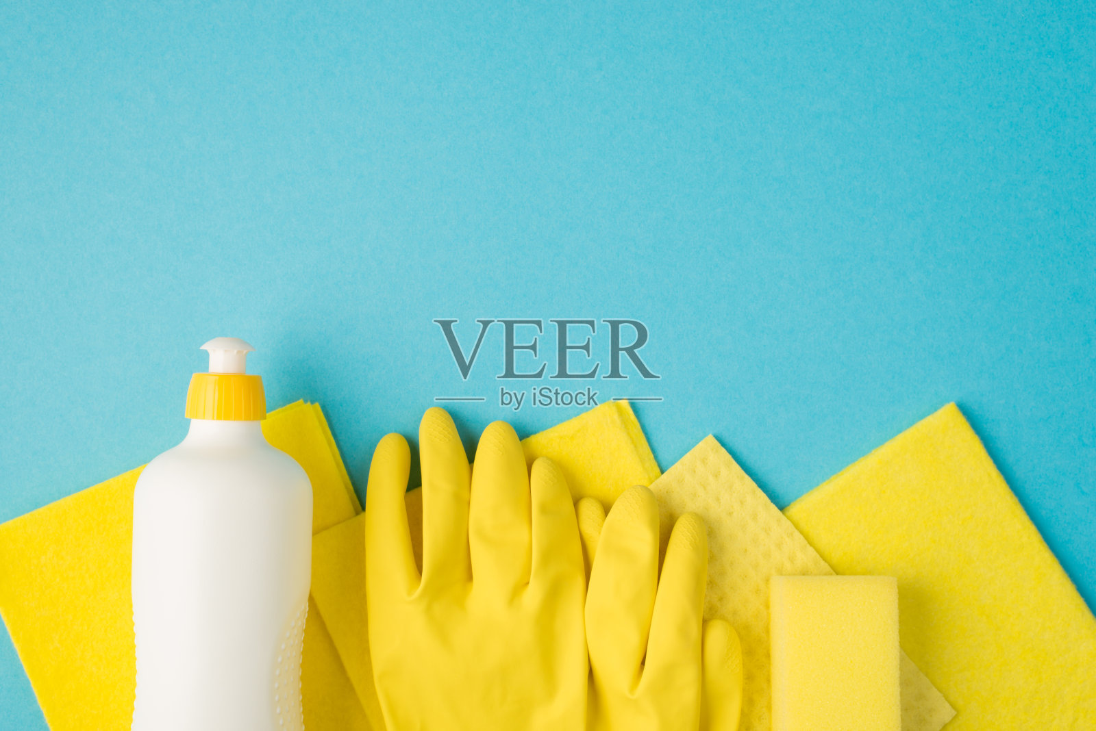 上面的照片，肥皂清洁抹布和黄色手套孤立在蓝色背景照片摄影图片