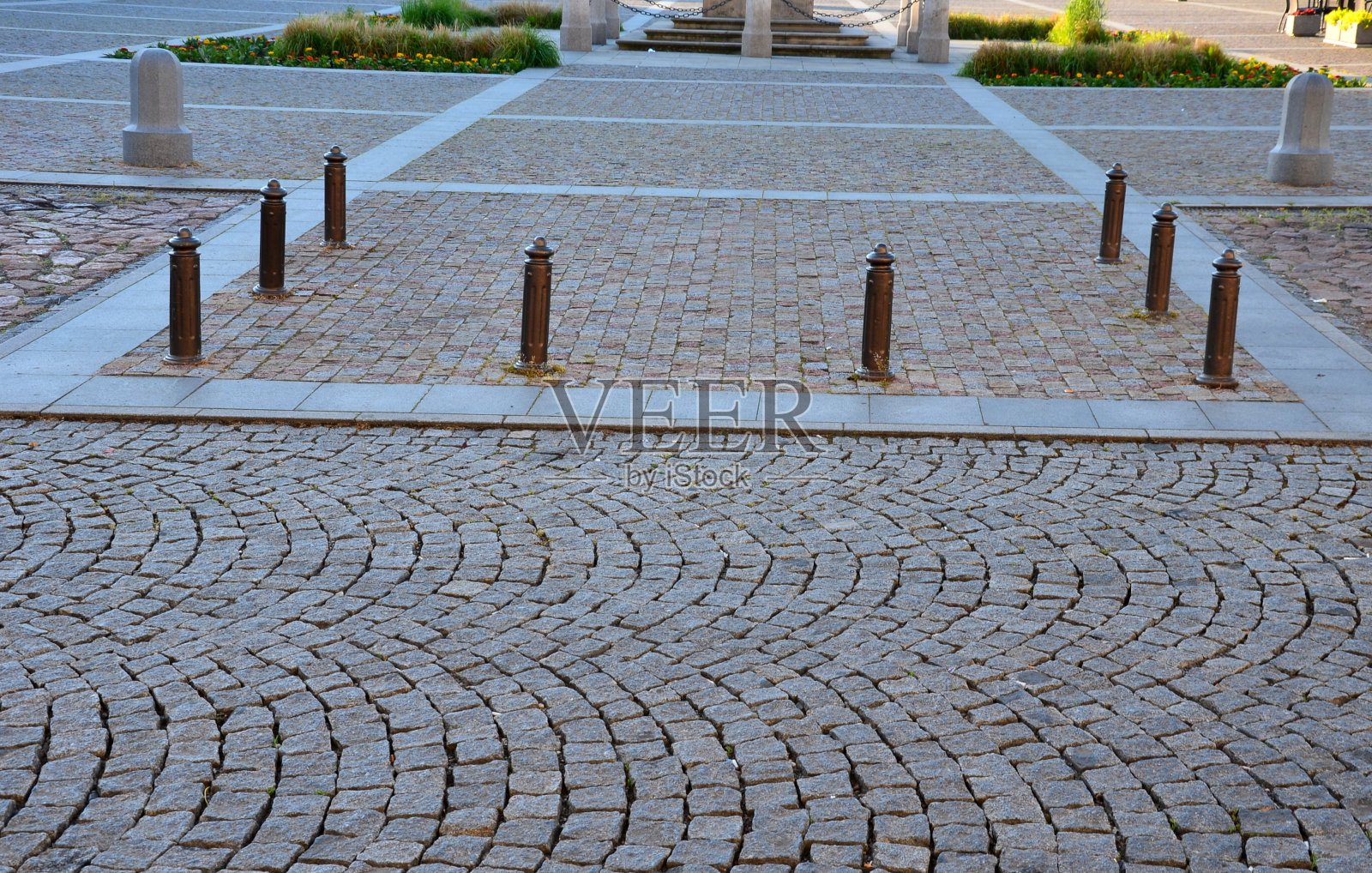 广场上的花岗岩装饰柱。由明亮的花岗岩制成。人行道的木板路的铺路石可以防止汽车撞到。被连根拔起的柱子很容易修复照片摄影图片