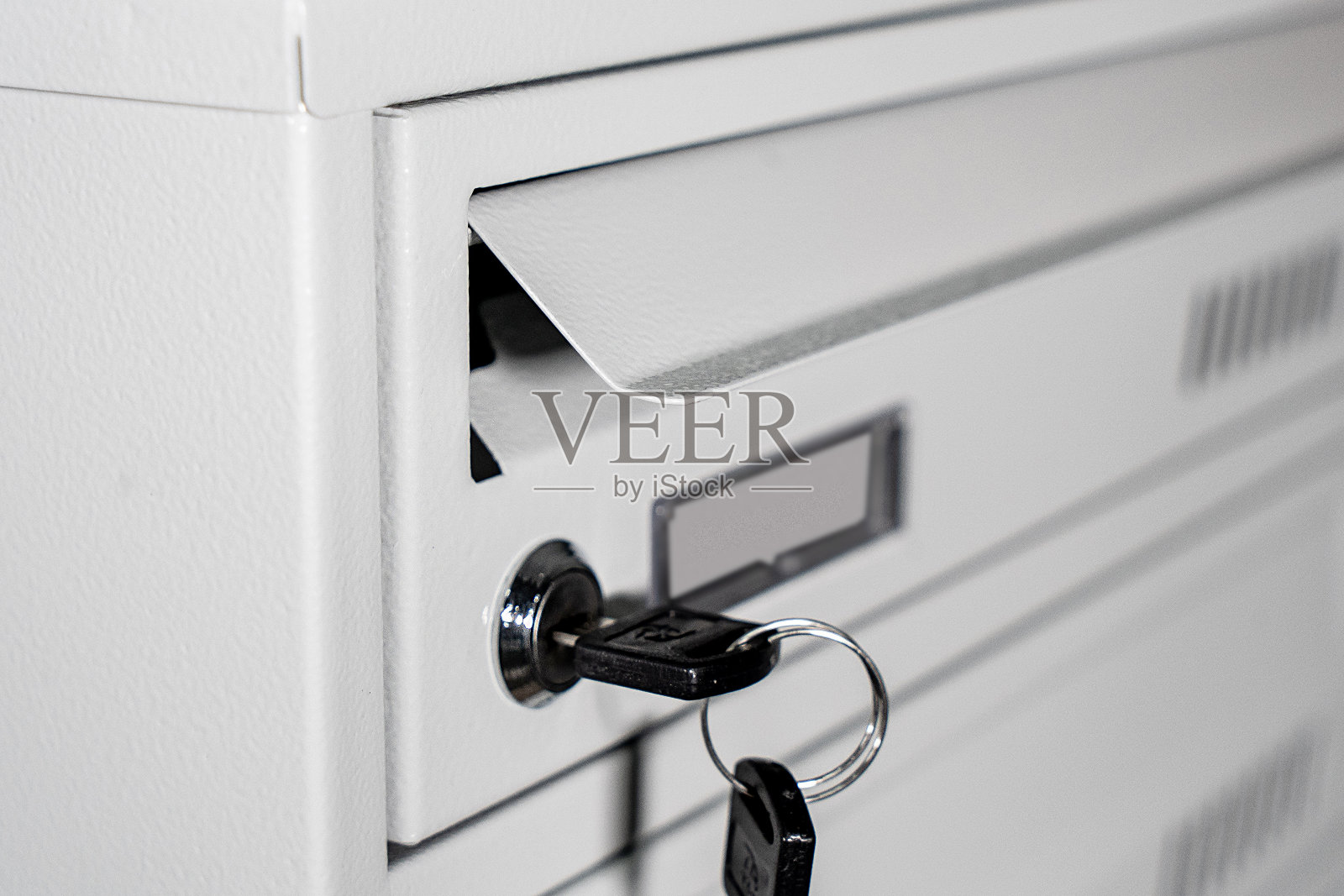 更衣室金属储物柜门碎片。更衣室金属储物柜上的白底隔离。照片摄影图片