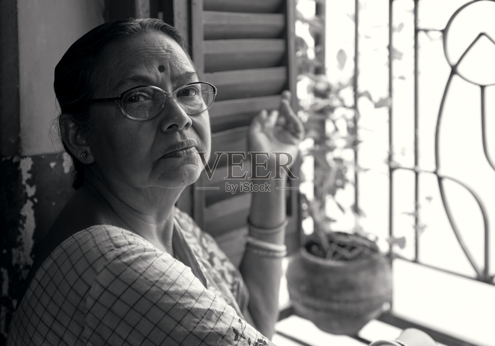 一个印度老妇人在她家里的肖像照片摄影图片