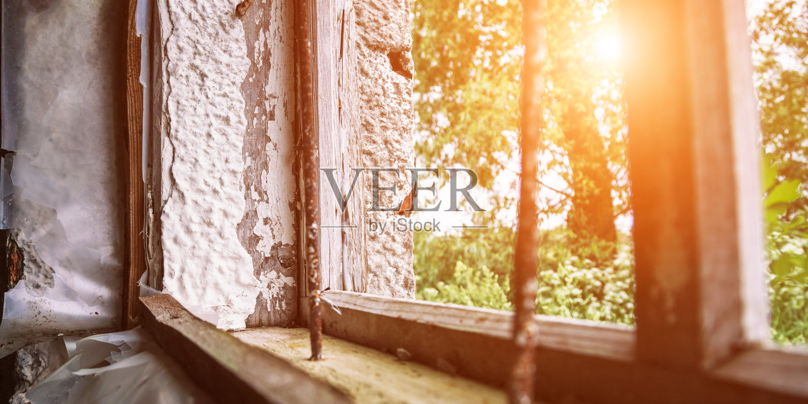 老旧建筑的木窗和生锈的金属格栅照片摄影图片