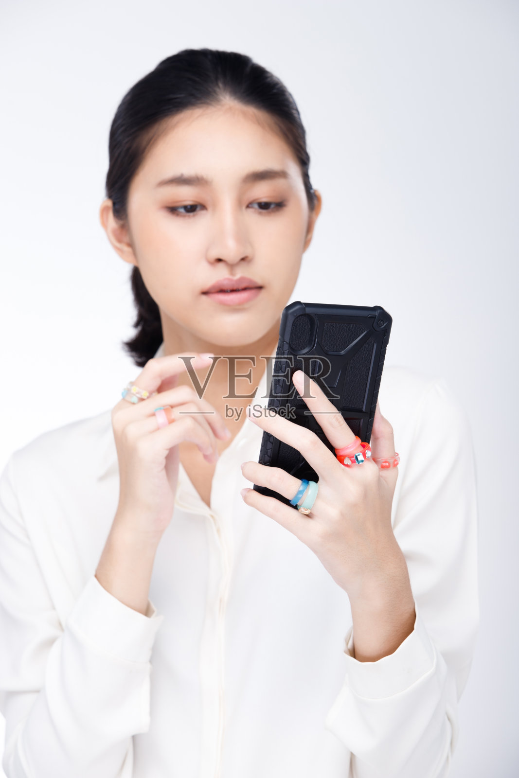 亚洲泰国女孩穿白色衬衫在白色的背景照片摄影图片