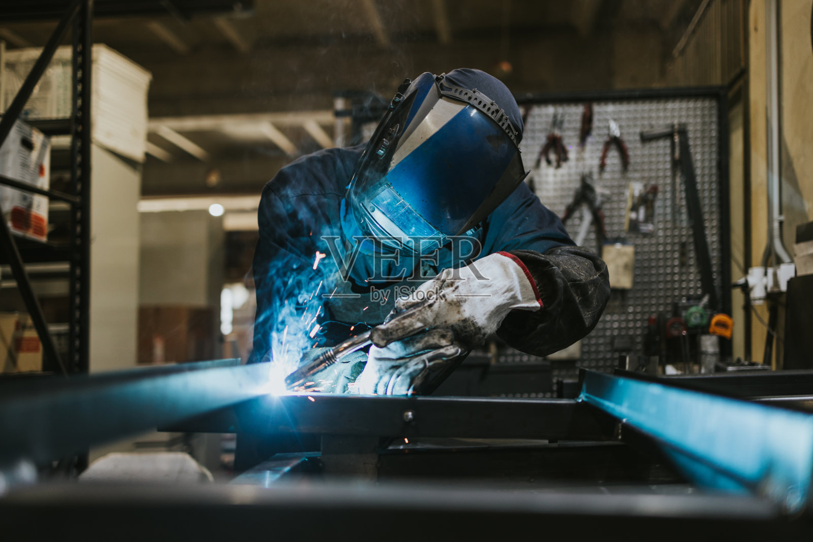 冶金制造工作中的重工业工人照片摄影图片