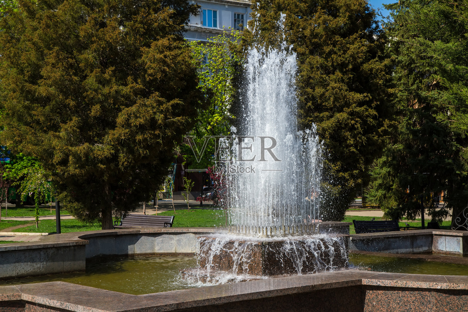 城市公园里的喷泉。照片摄影图片