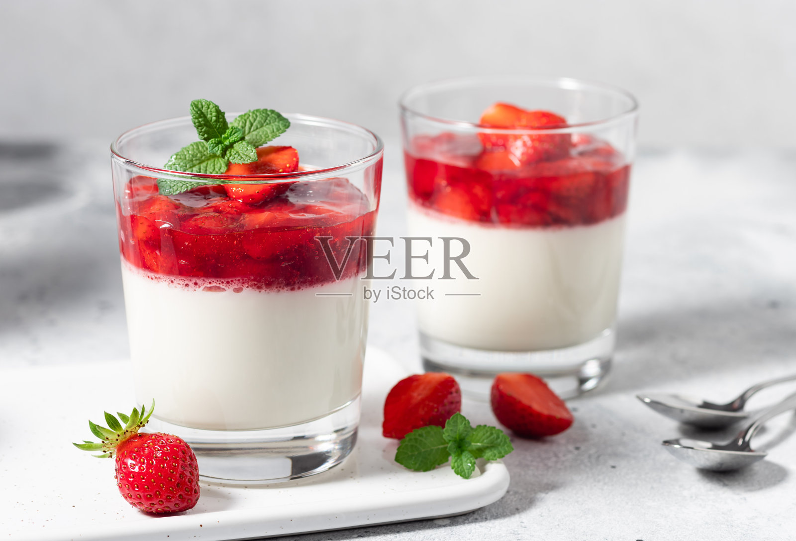 椰子草莓纯素意式奶冻照片摄影图片