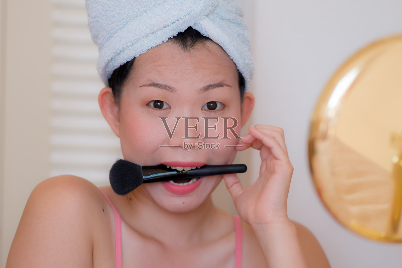 生活方式的肖像年轻美丽和快乐的亚洲中国女人用头巾包裹化妆俏皮准备派对或约会在皮肤护理和美丽的概念照片摄影图片