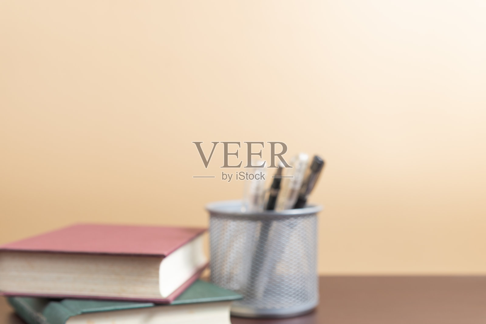 模糊的书籍和文具的背景。照片摄影图片