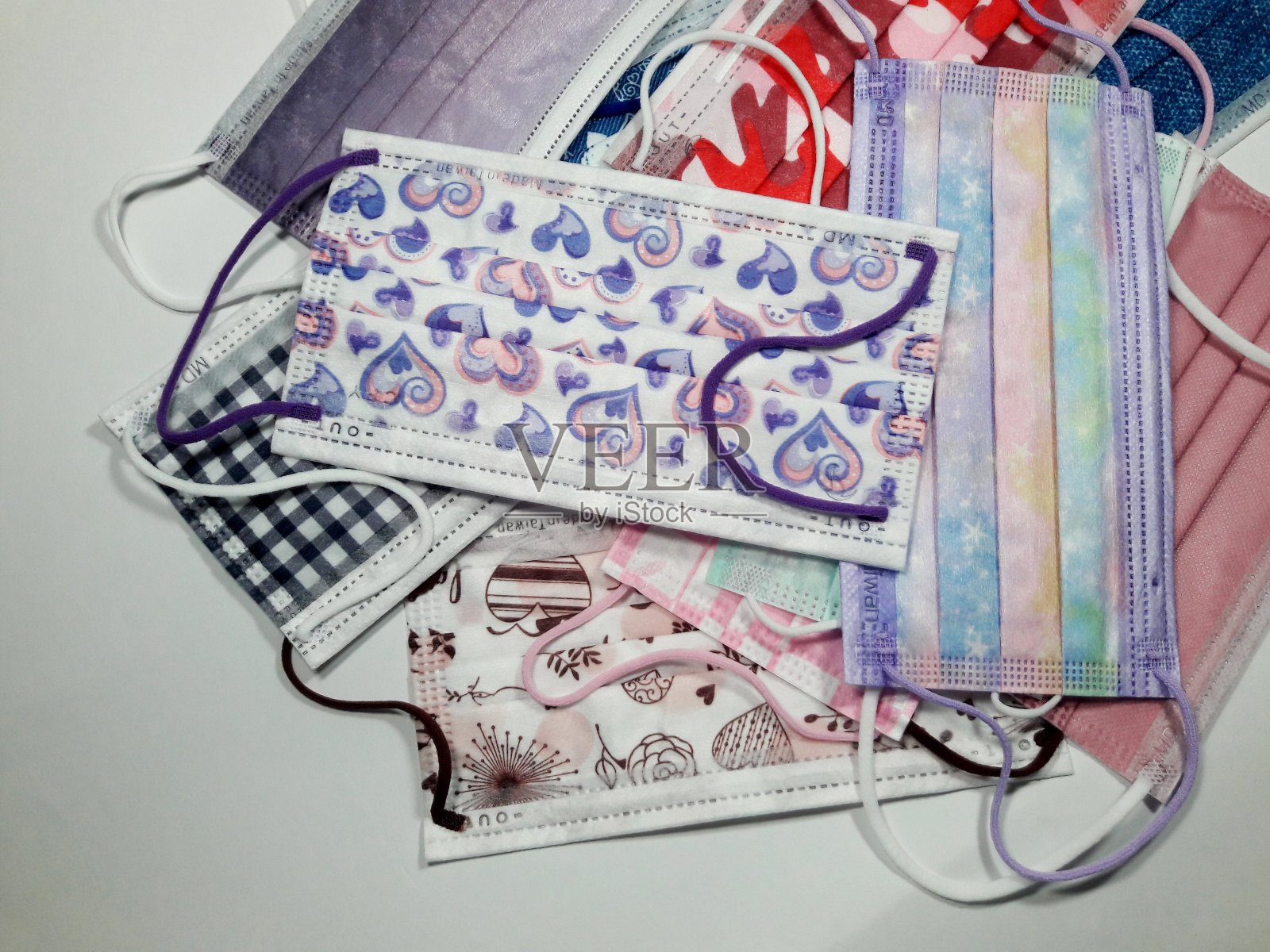 台湾制造的各种颜色的医用口罩，白色的背景照片摄影图片