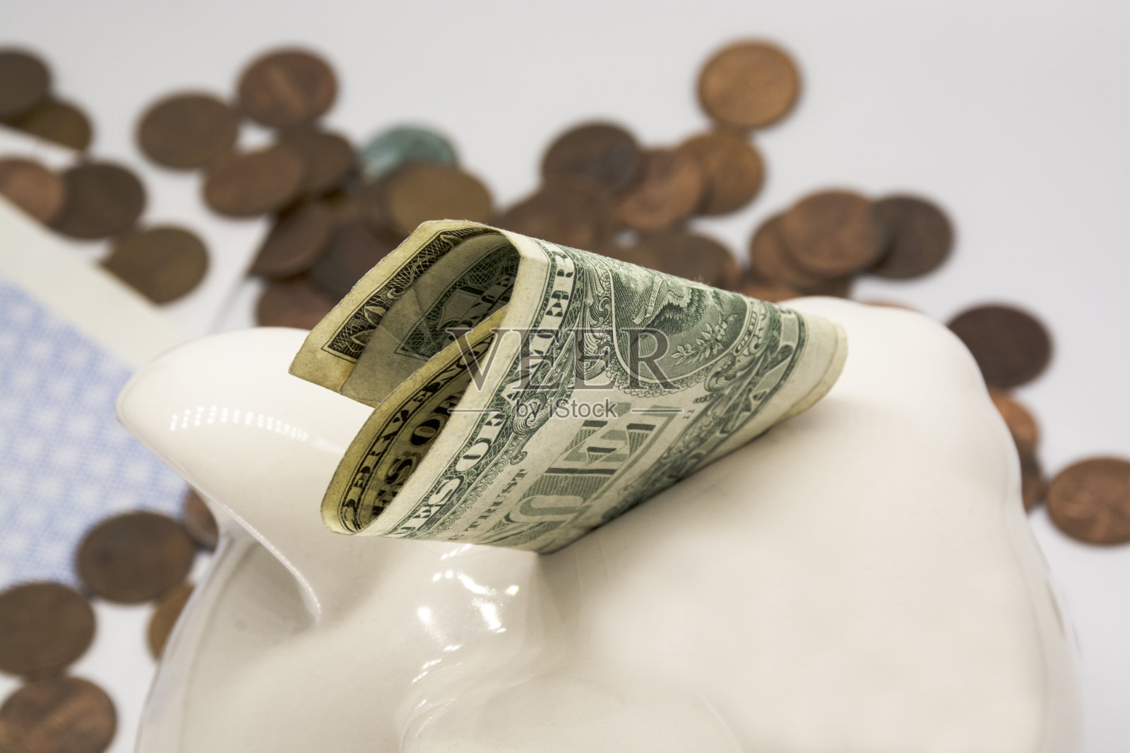 钱和硬币。一美元的储蓄罐照片摄影图片