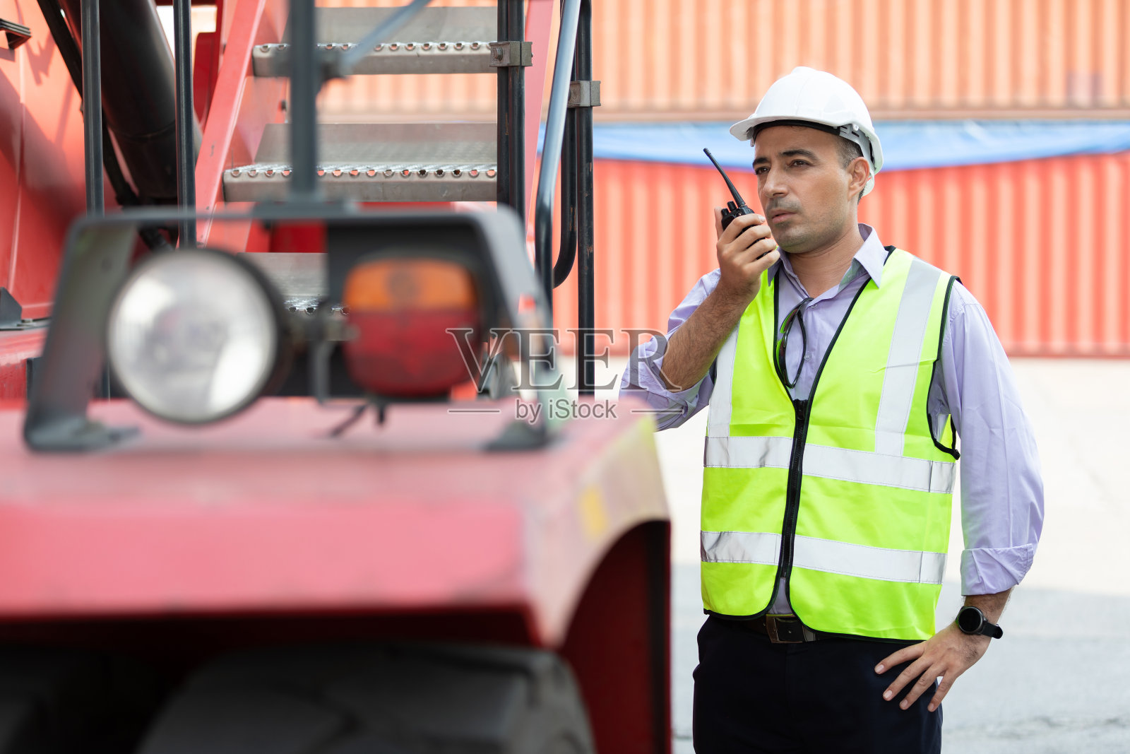 工厂工人或工程师在集装箱仓库中使用对讲机准备卡车旁的工作照片摄影图片