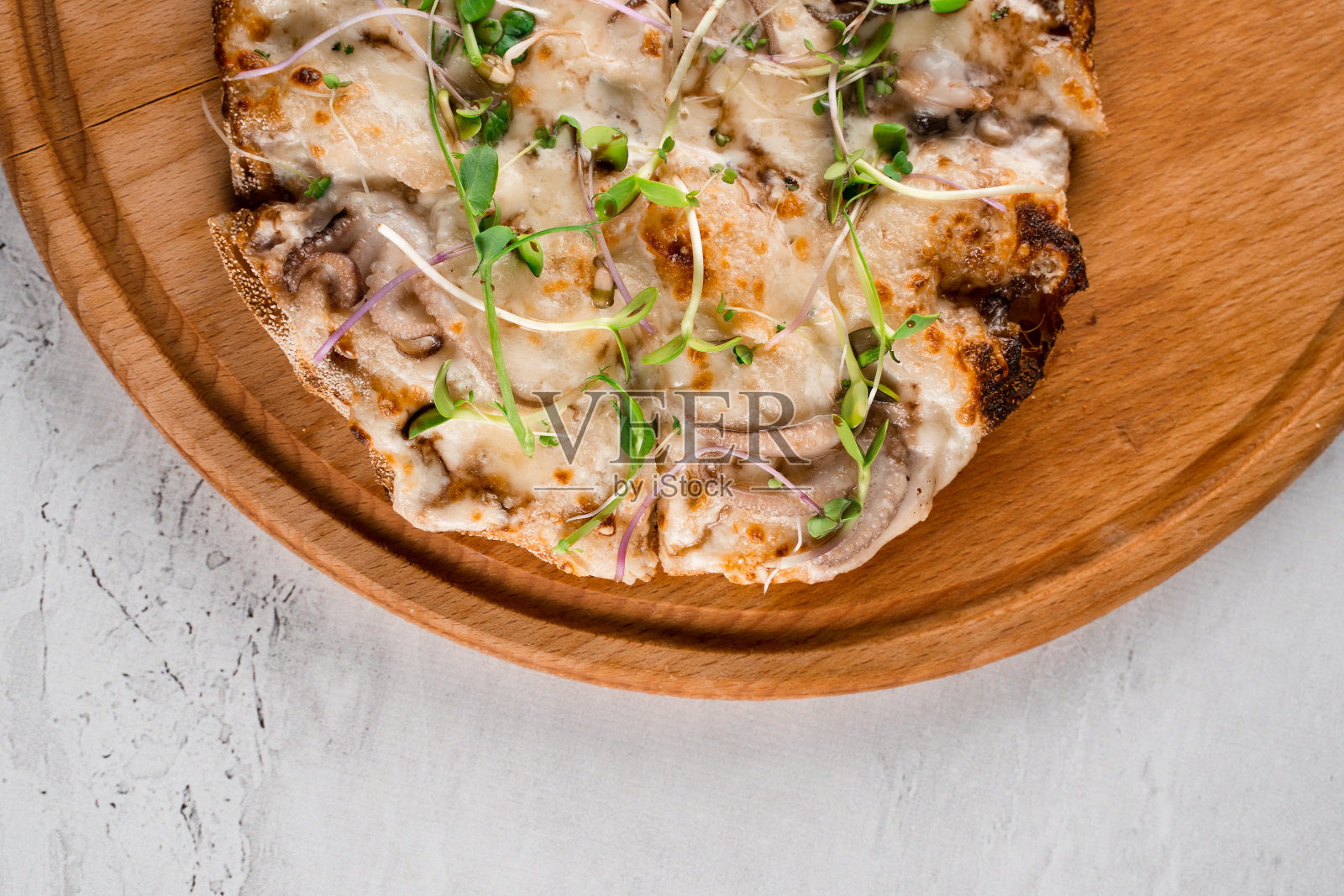 罗马茄配章鱼海鲜，奶酪，微绿。意大利美食。Scrocchiarella。照片摄影图片