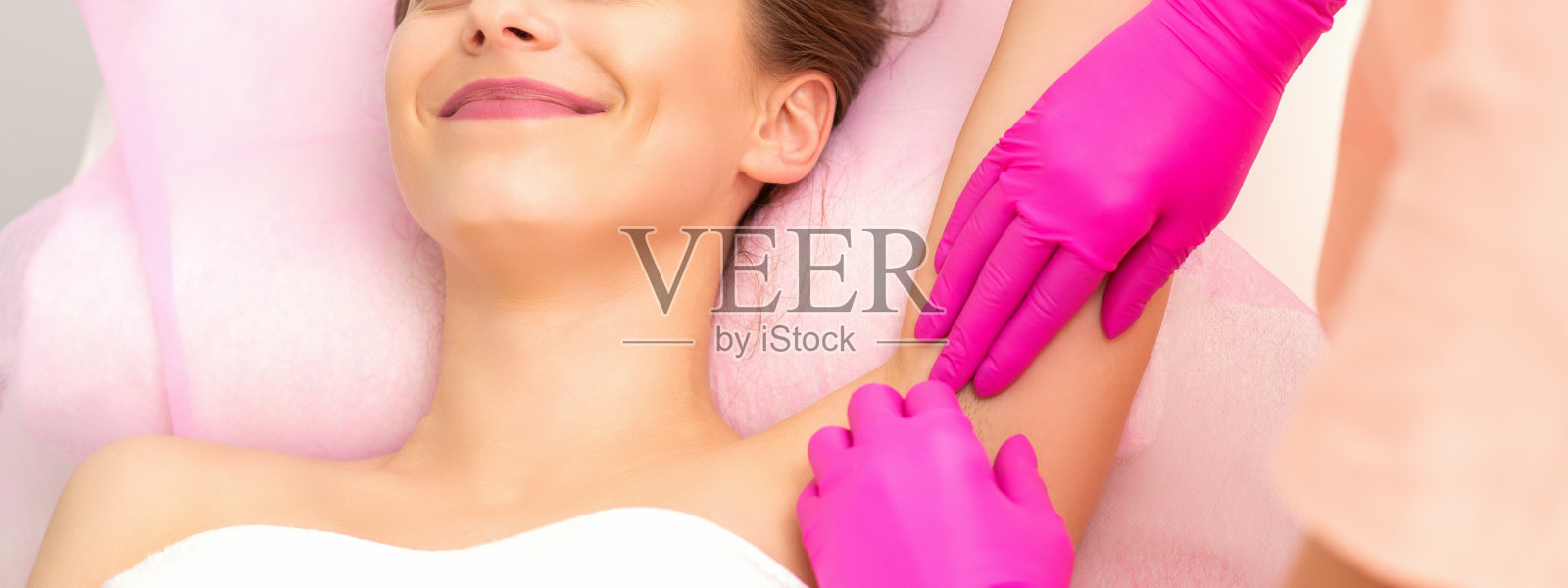 女士接受腋窝脱毛照片摄影图片