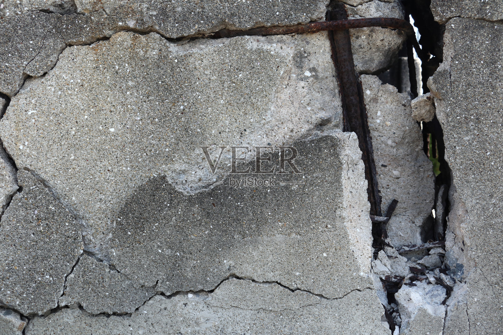 带钢筋的碎混凝土墙。照片摄影图片