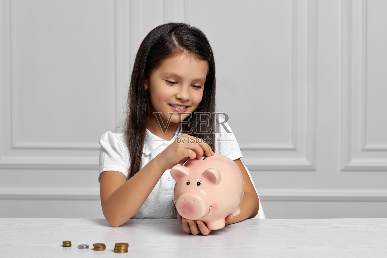 小女孩带着存钱罐在家照片摄影图片