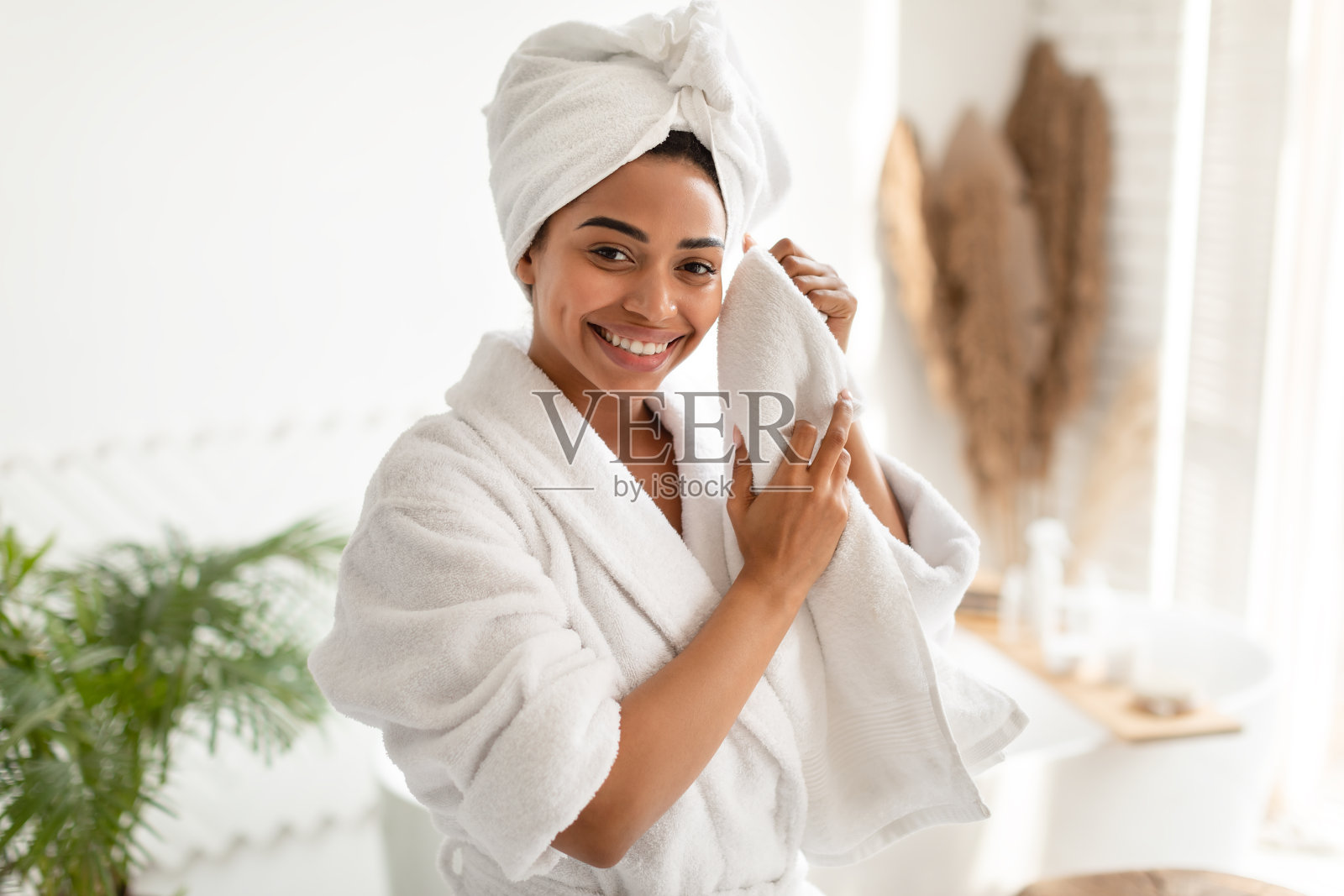 黑人妇女在浴室做面部皮肤护理照片摄影图片