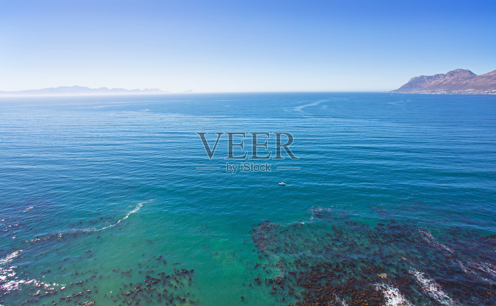 宁静的蓝色海洋景色照片摄影图片