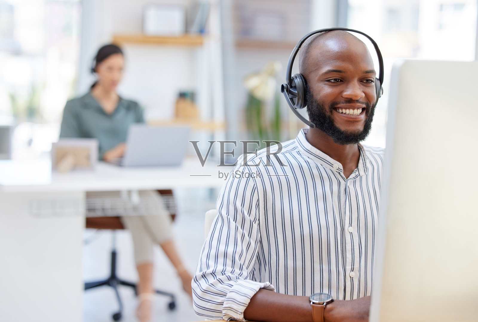 这是一个年轻商人在呼叫中心工作的照片照片摄影图片