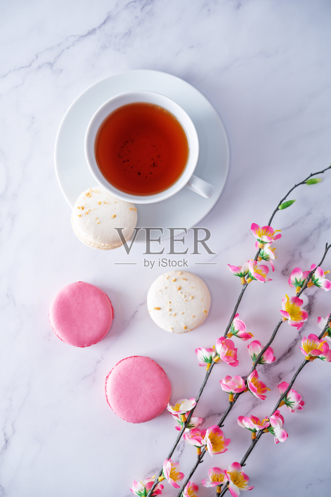 巧克力、浆果和焦糖马卡龙照片摄影图片