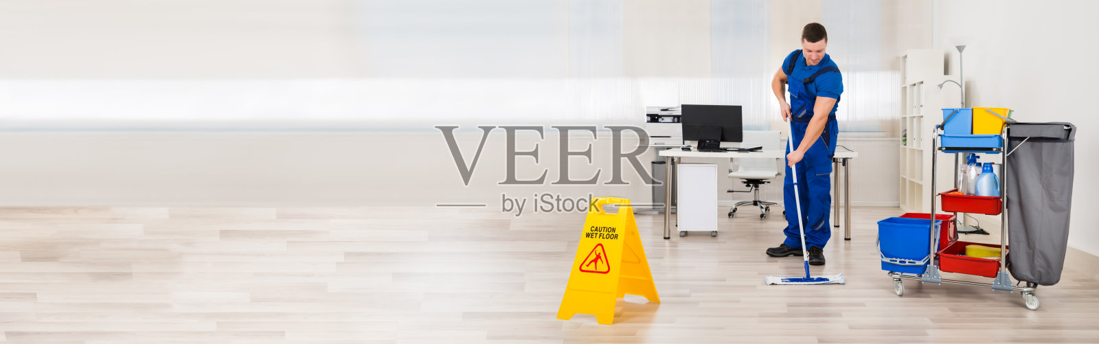 清洁工在办公室拖地照片摄影图片