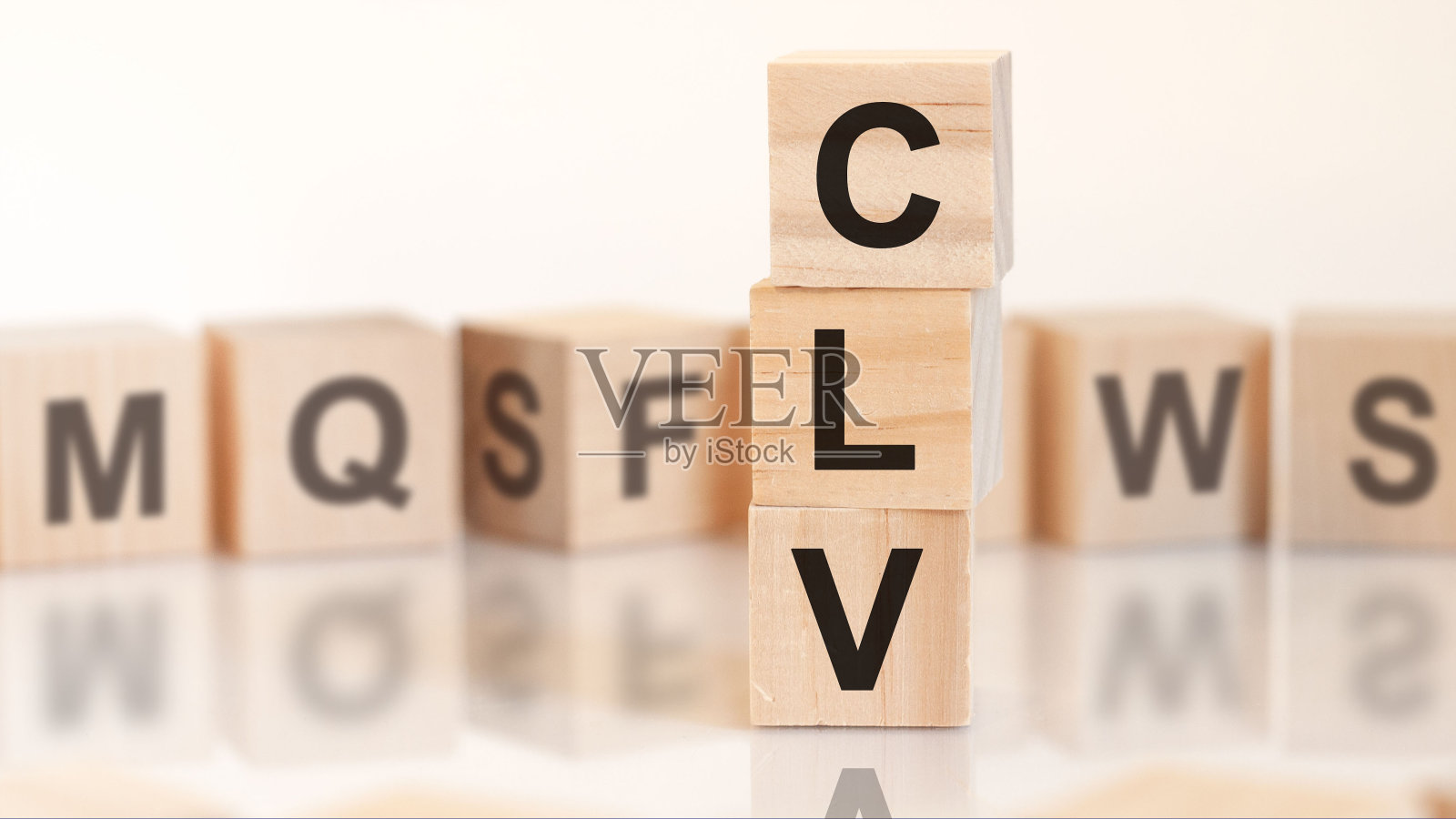 字CLV由木块与字母组成，概念照片摄影图片