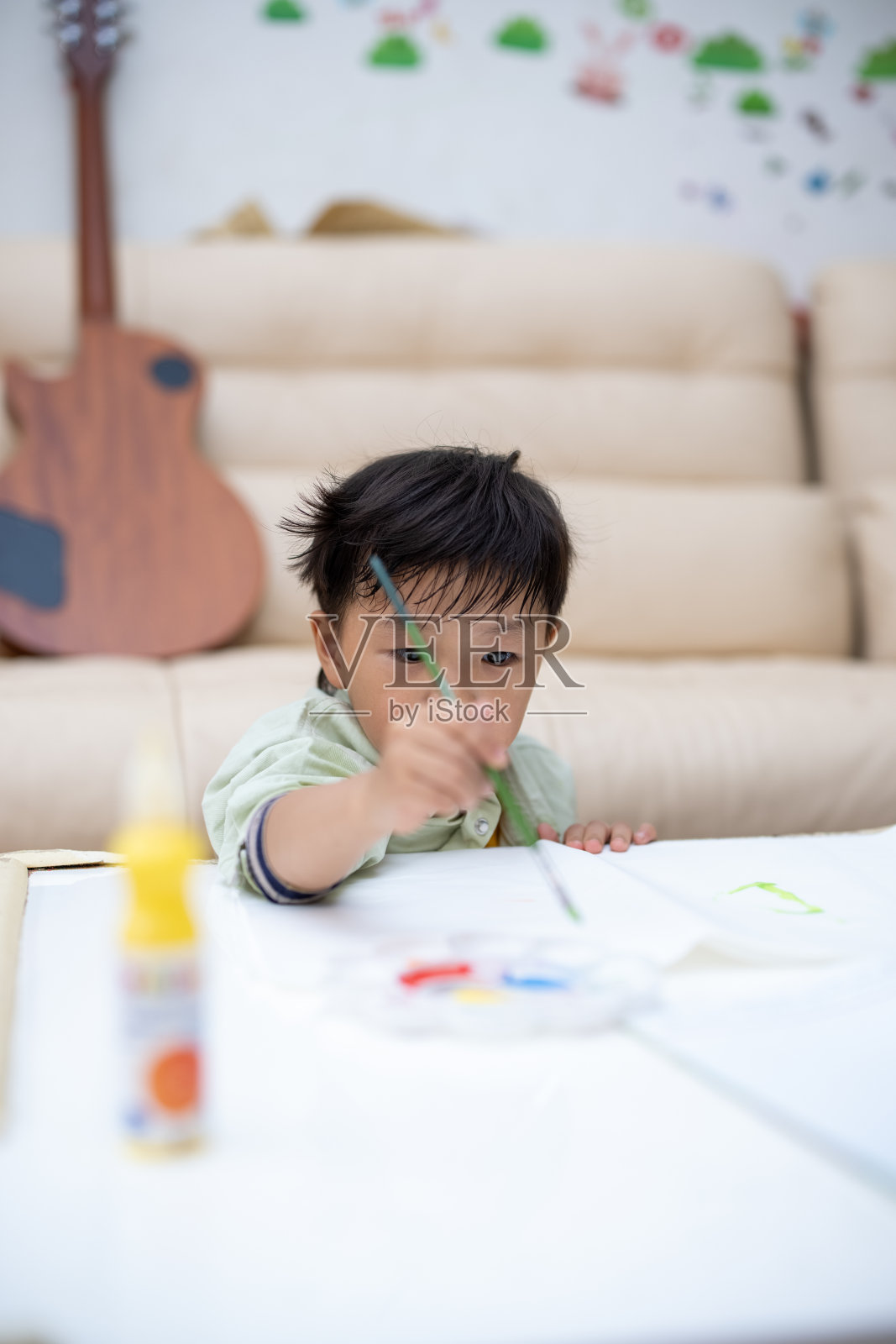 亚洲小男孩在家画画照片摄影图片