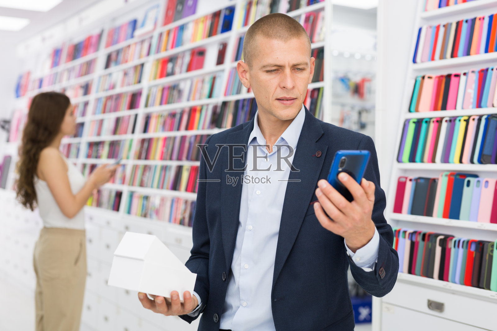 男人在店里挑选智能手机的肖像照片摄影图片