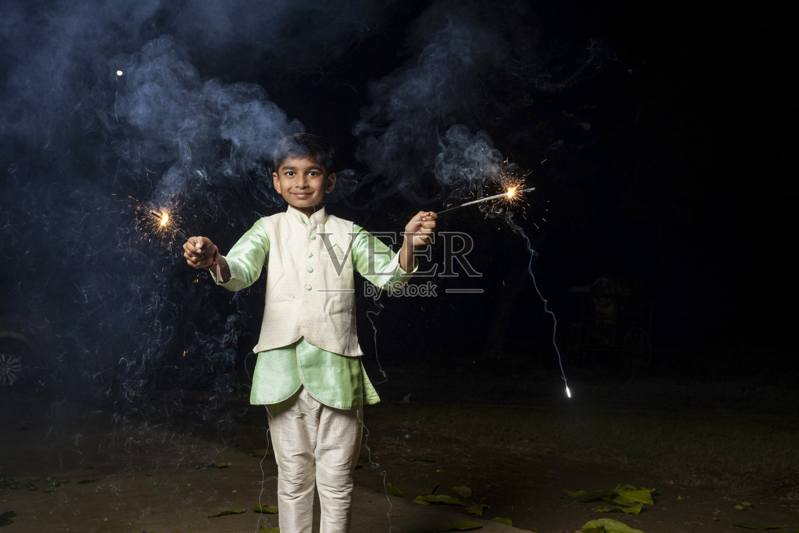 可爱的印度孩子用爆竹和闪光庆祝排灯节照片摄影图片