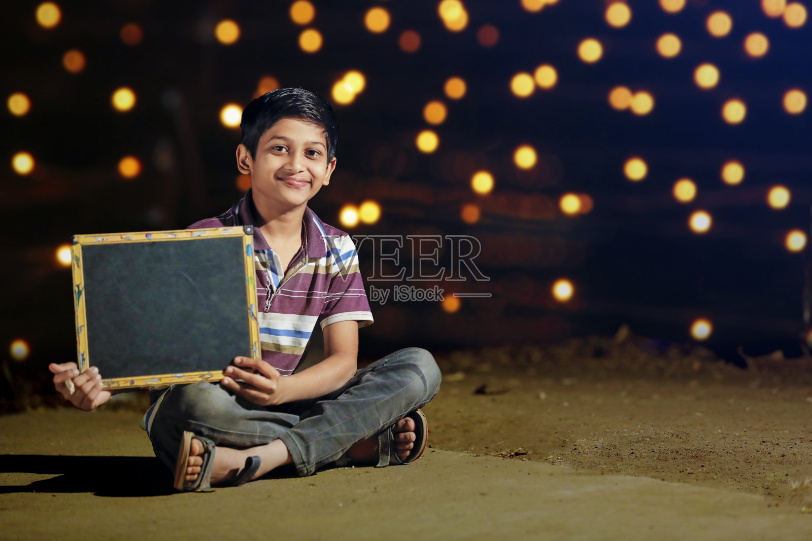 年轻的印度可爱的孩子展示石板照片摄影图片