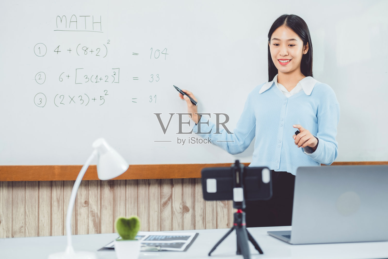 教师通过远程摄像将课堂工作视频会议在黑板上在线传授给学生照片摄影图片