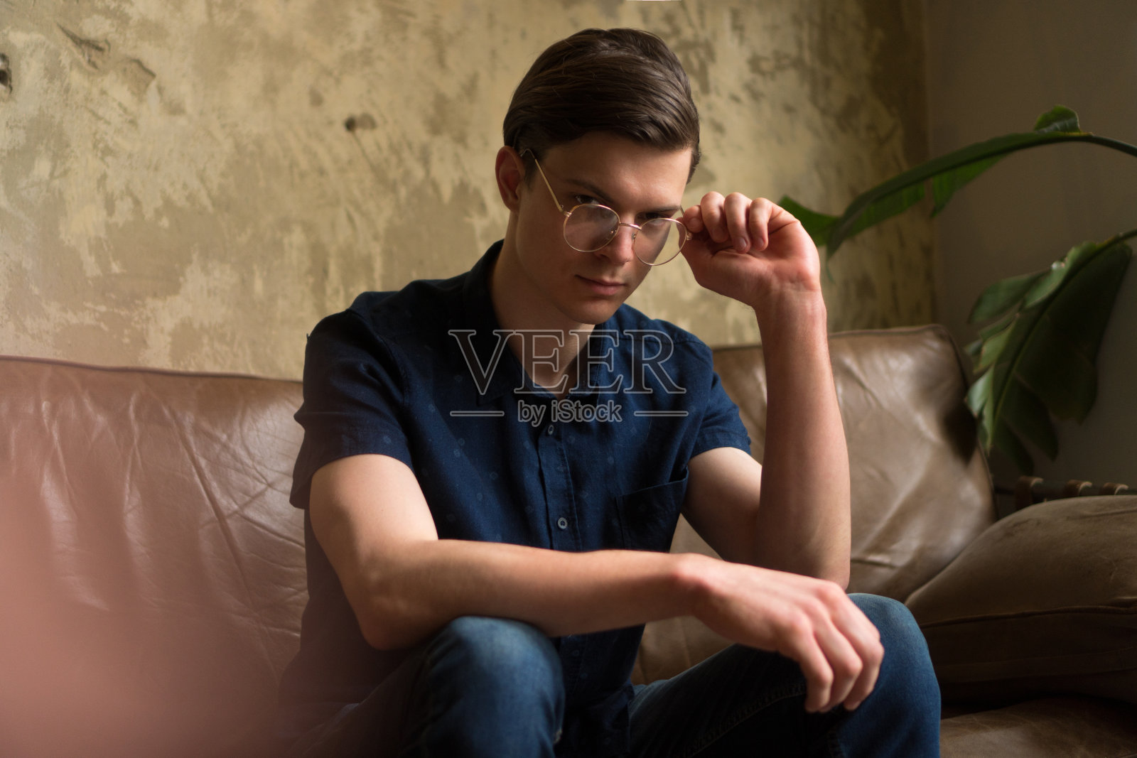 年轻人的肖像照片摄影图片