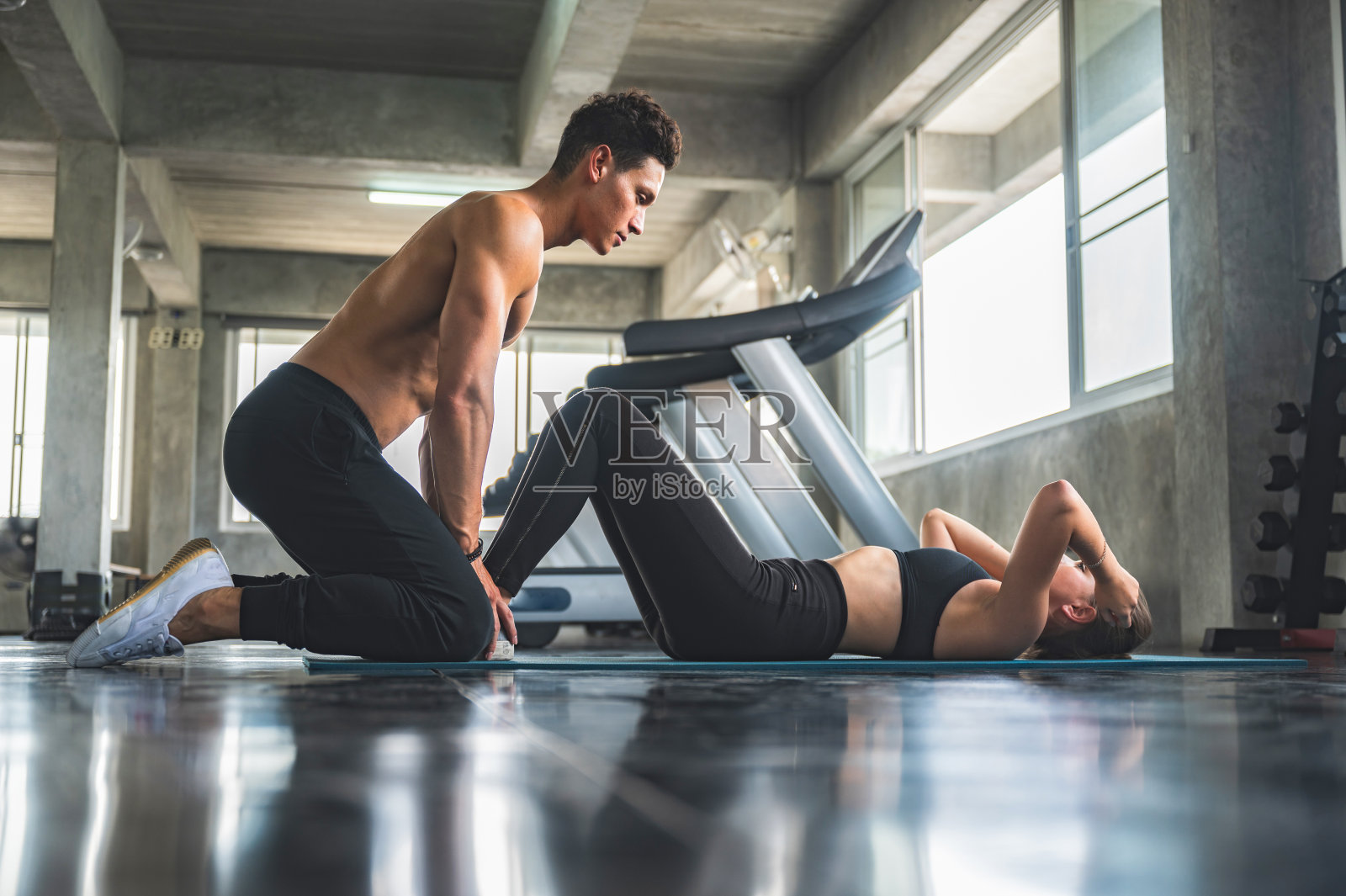 竞技体育女性在健身馆与教练锻炼，女性健身照片摄影图片