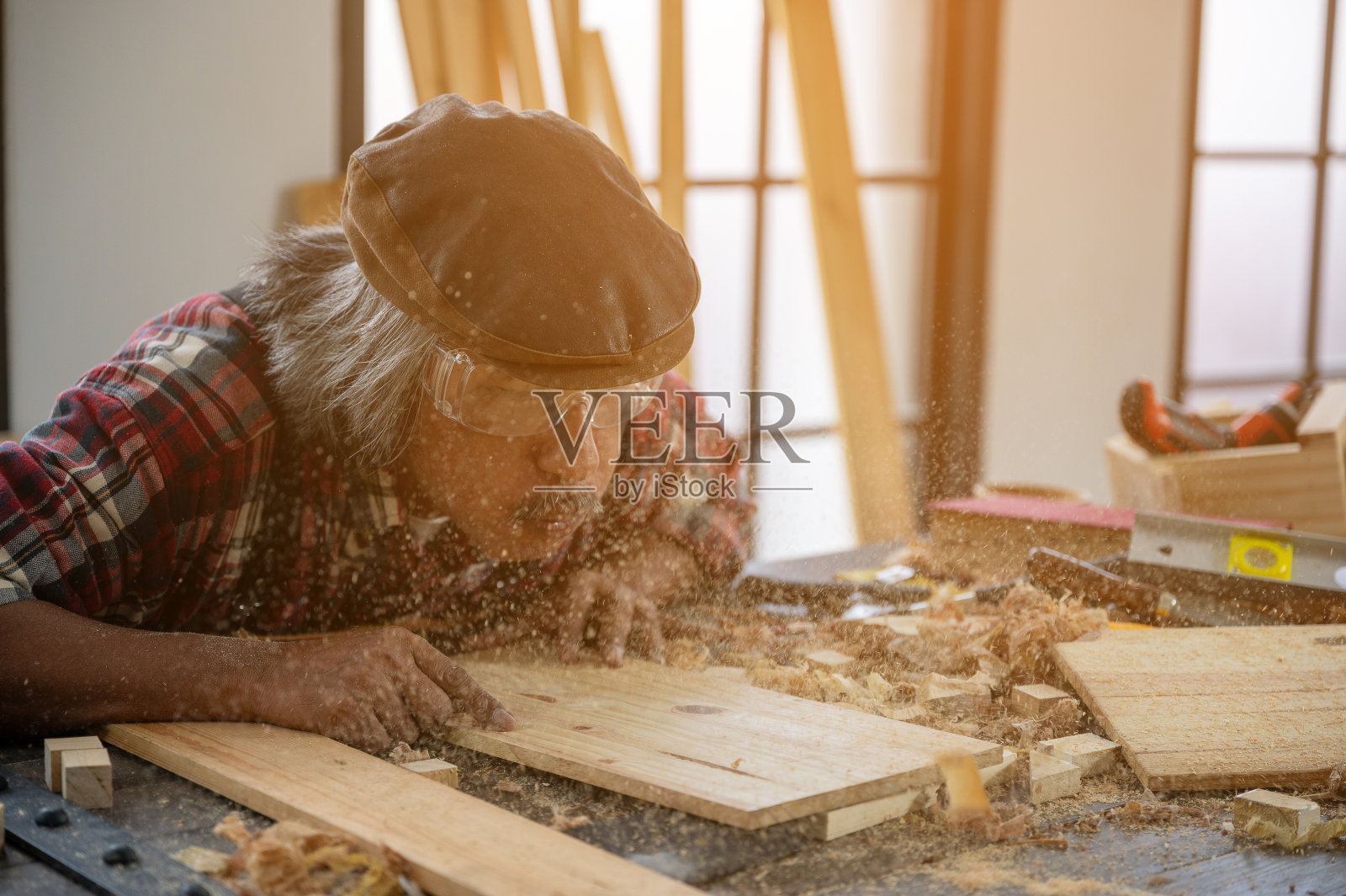老木工专业用木工工具工作，工匠人车间用木工工作照片摄影图片