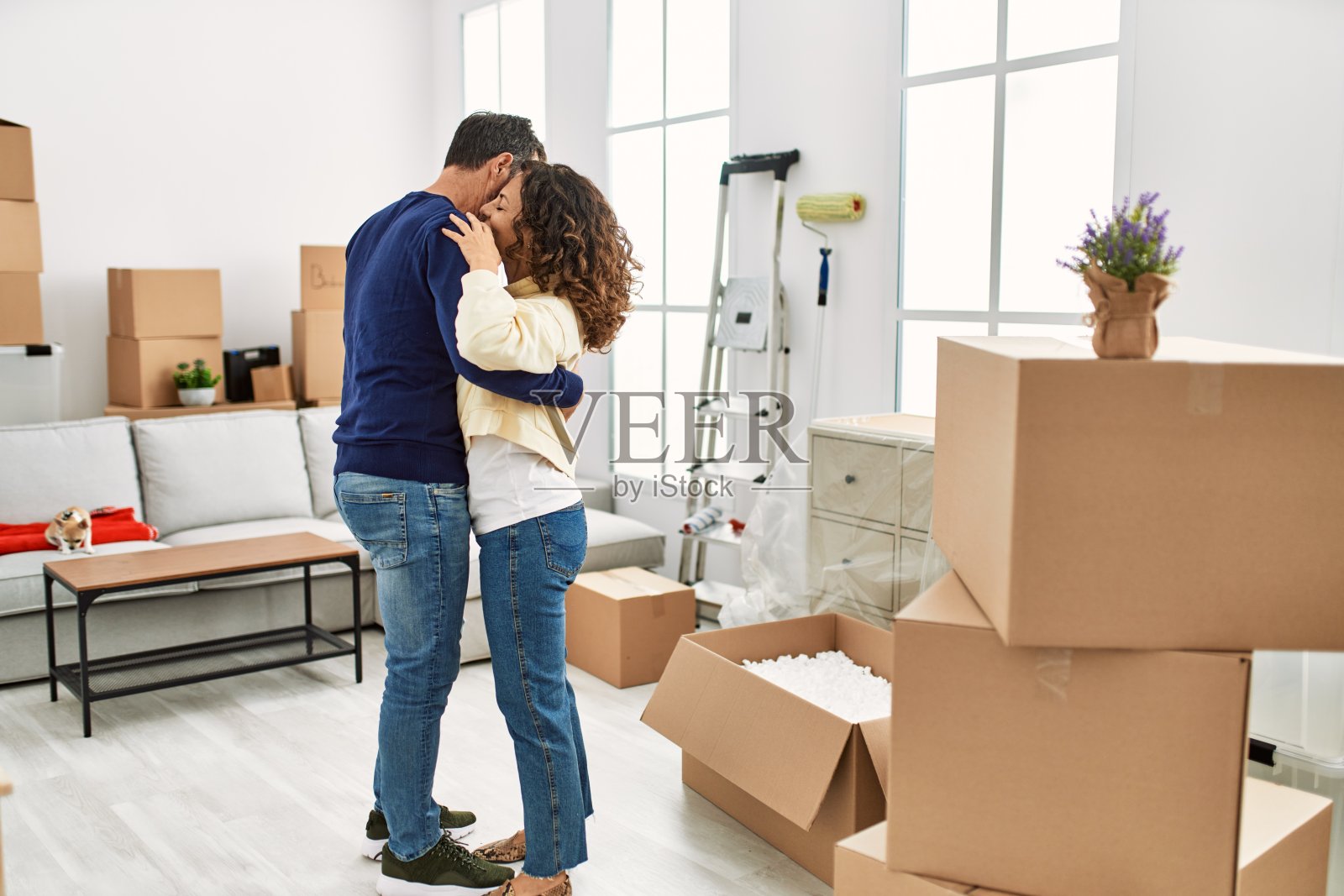 中世纪西班牙夫妇在新家快乐地微笑和跳舞。照片摄影图片