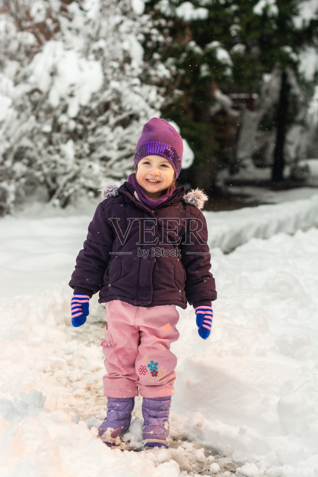 雪地上可爱小女孩的肖像照片摄影图片
