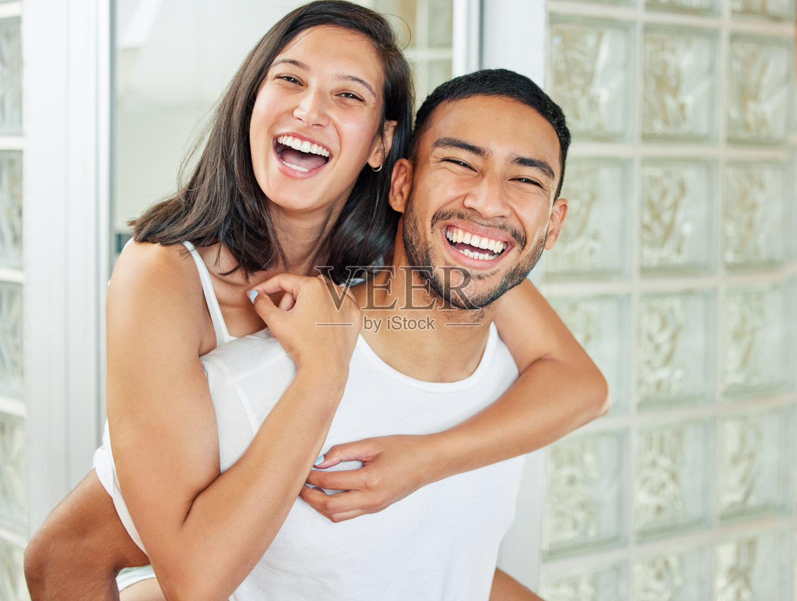 这是一对快乐的年轻夫妇在家里共度美好时光的照片照片摄影图片