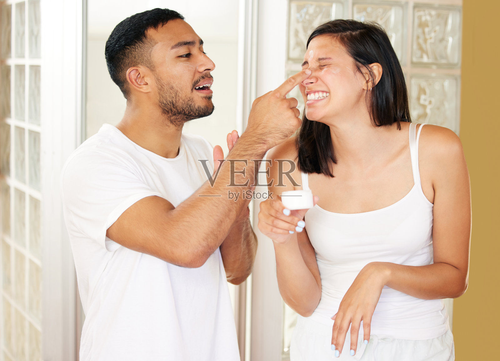 一对好玩的夫妇在家里度过他们的早晨照片摄影图片